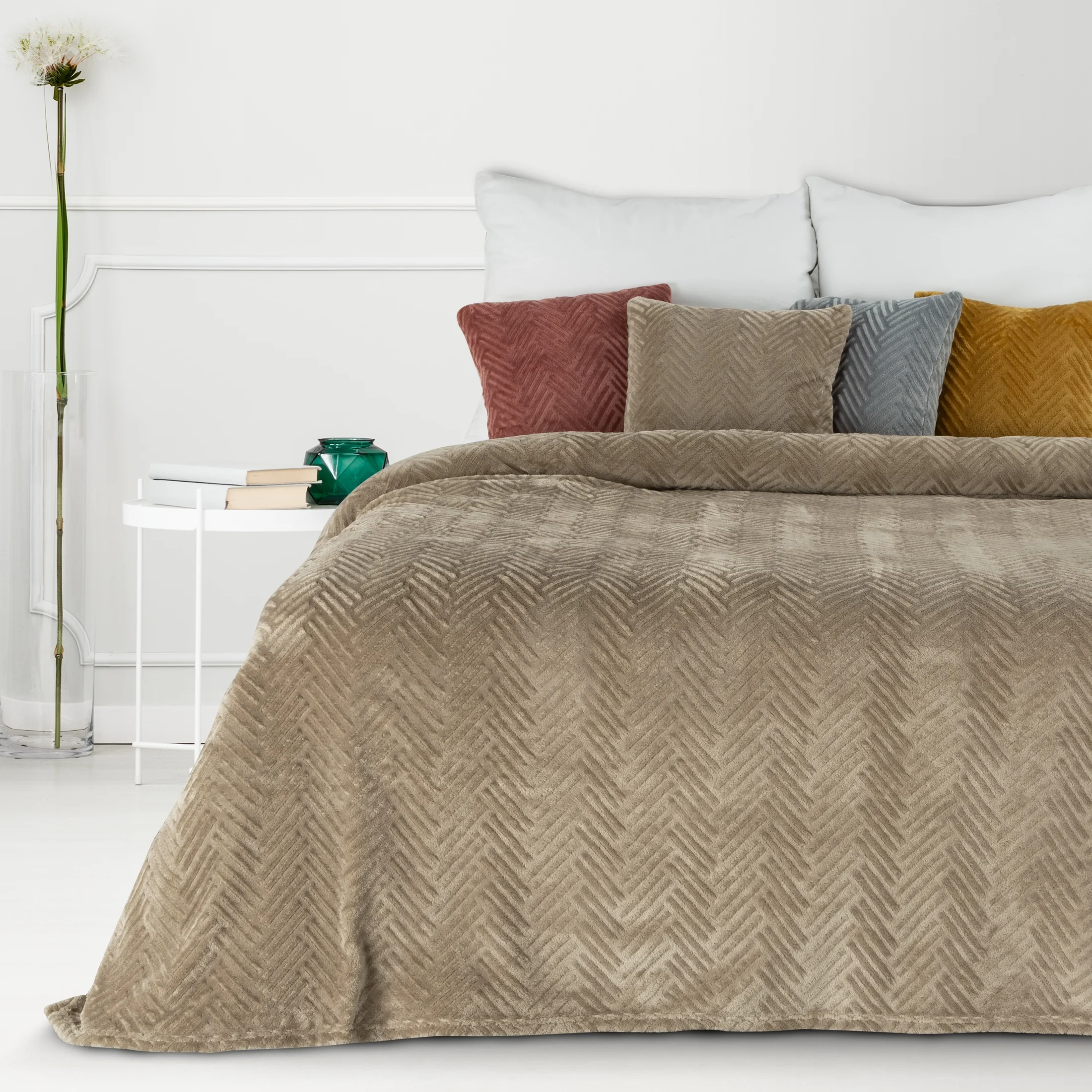 DESIGN 91 Miękki i puszysty koc dekorowany wzorem w jodełkę