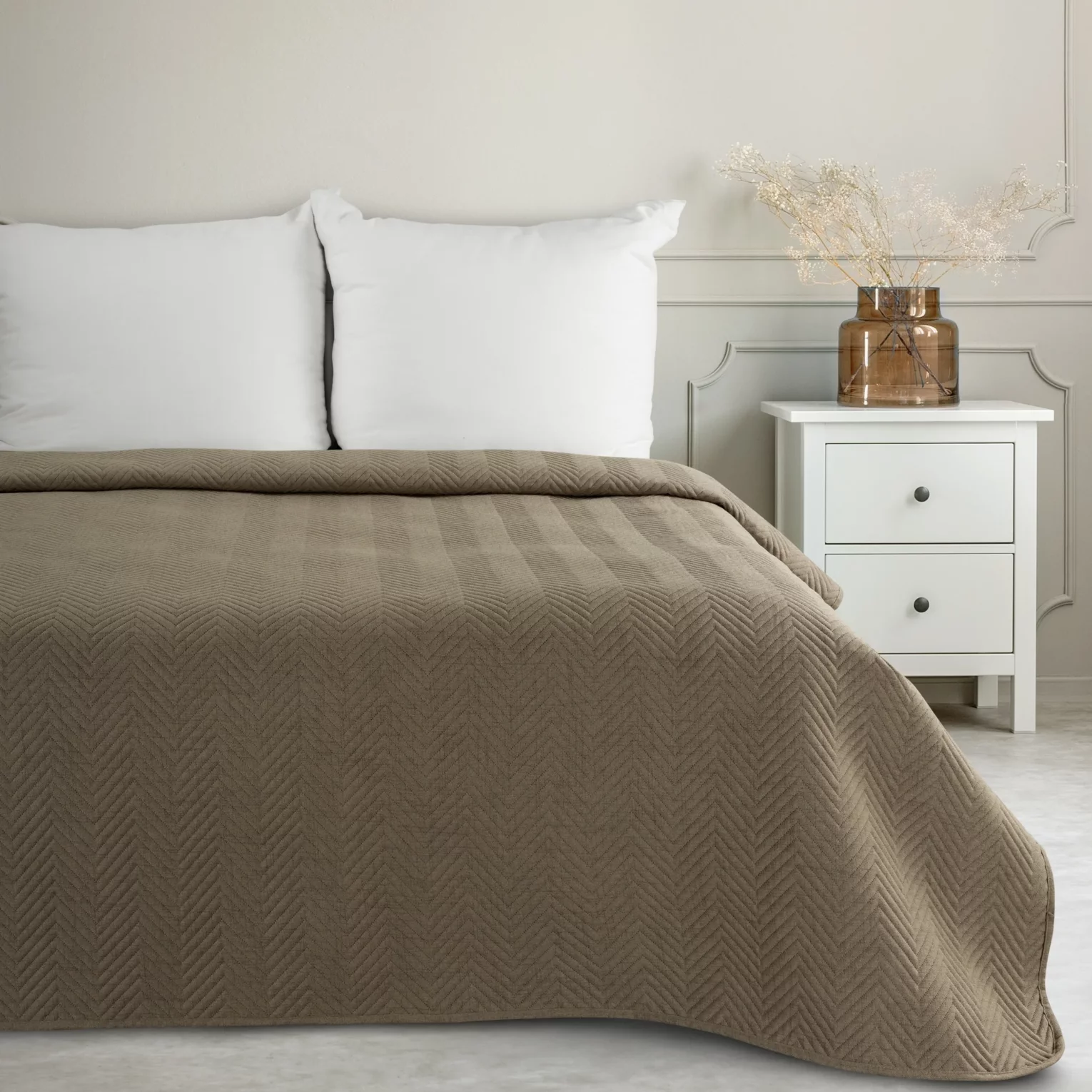Narzuta z tkaniny o strukturze lnu ciemnobeżowa 200x220 cm pikowana w wzór jodełki LEN 3 Eurofirany Premium