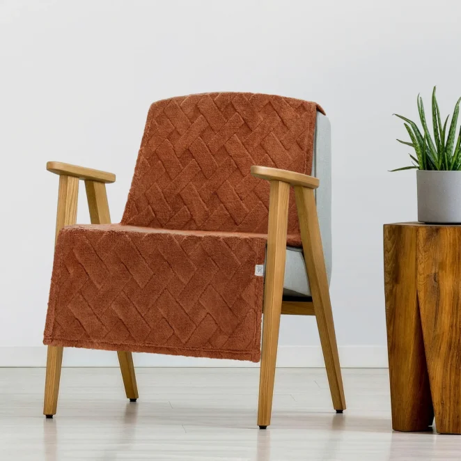 Narzuta na fotel-koc flano 70x160 cm ceglasta zdobiona wytłaczanym wzorem CARO Design 91