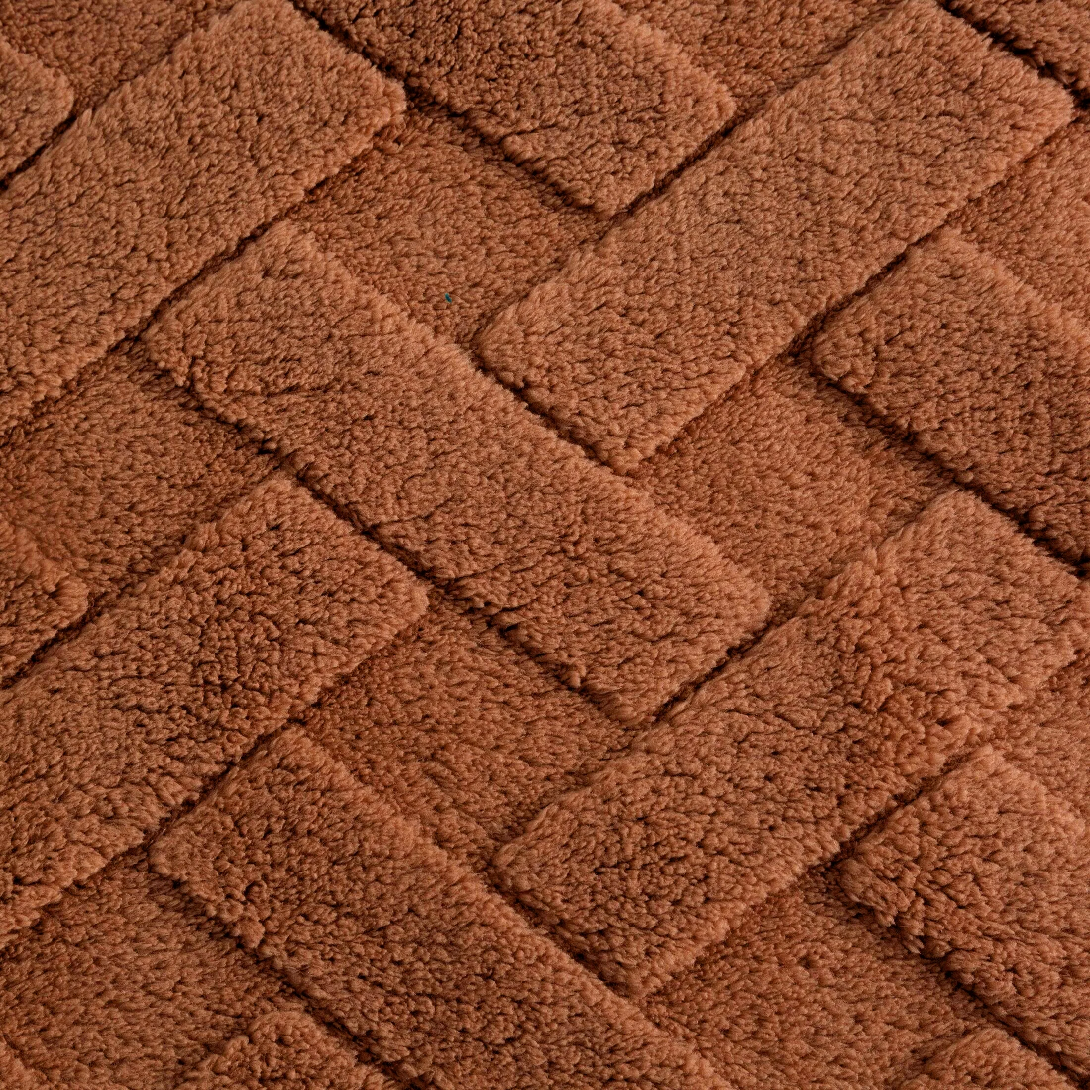 Narzuta na fotel-koc flano 70x160 cm ceglasta zdobiona wytłaczanym wzorem CARO Design 91