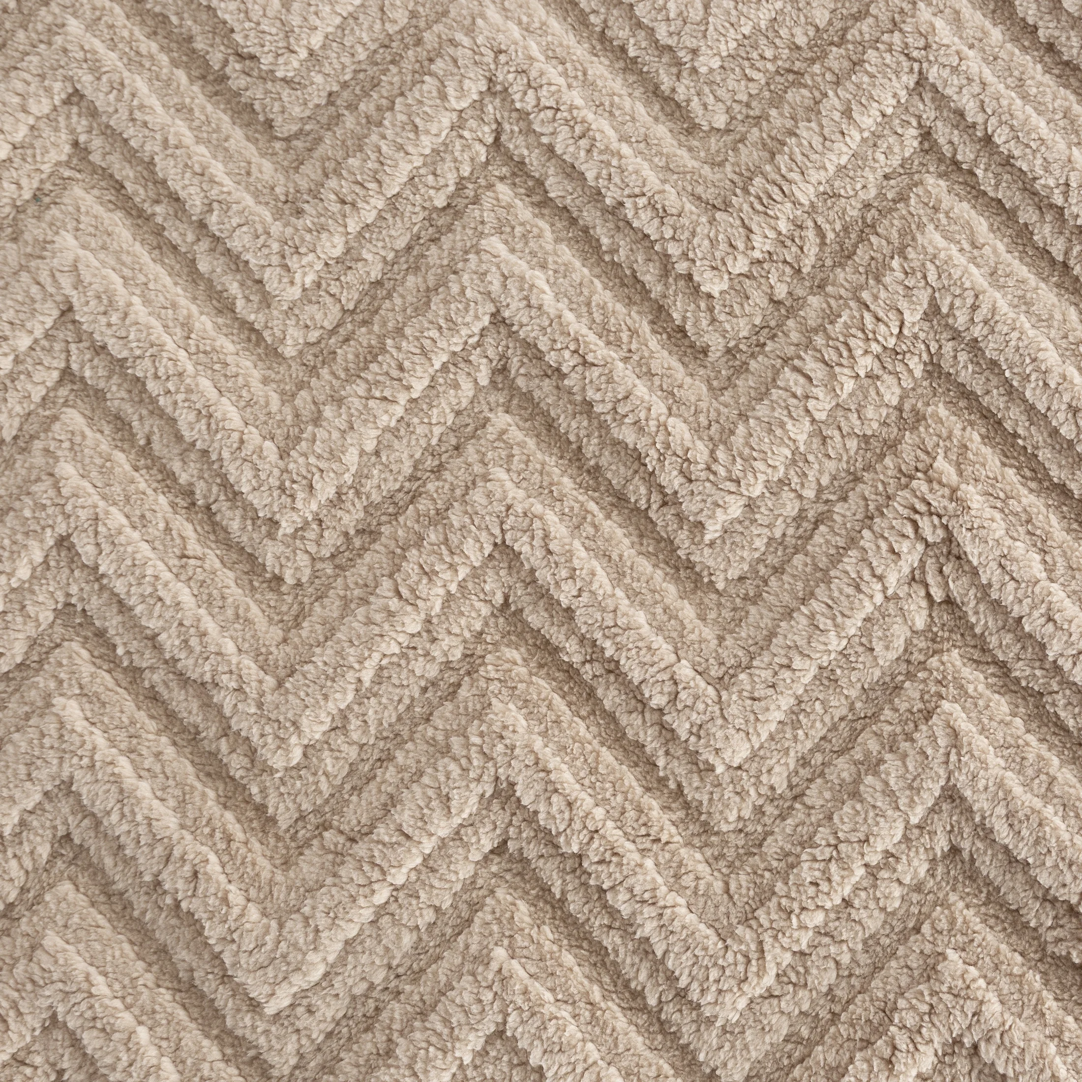 Narzuta na fotel-koc flano 70x160 cm ciemnobeżowy zdobiony wytłaczanym 3D wzorem jodełki JODŁA Design 91