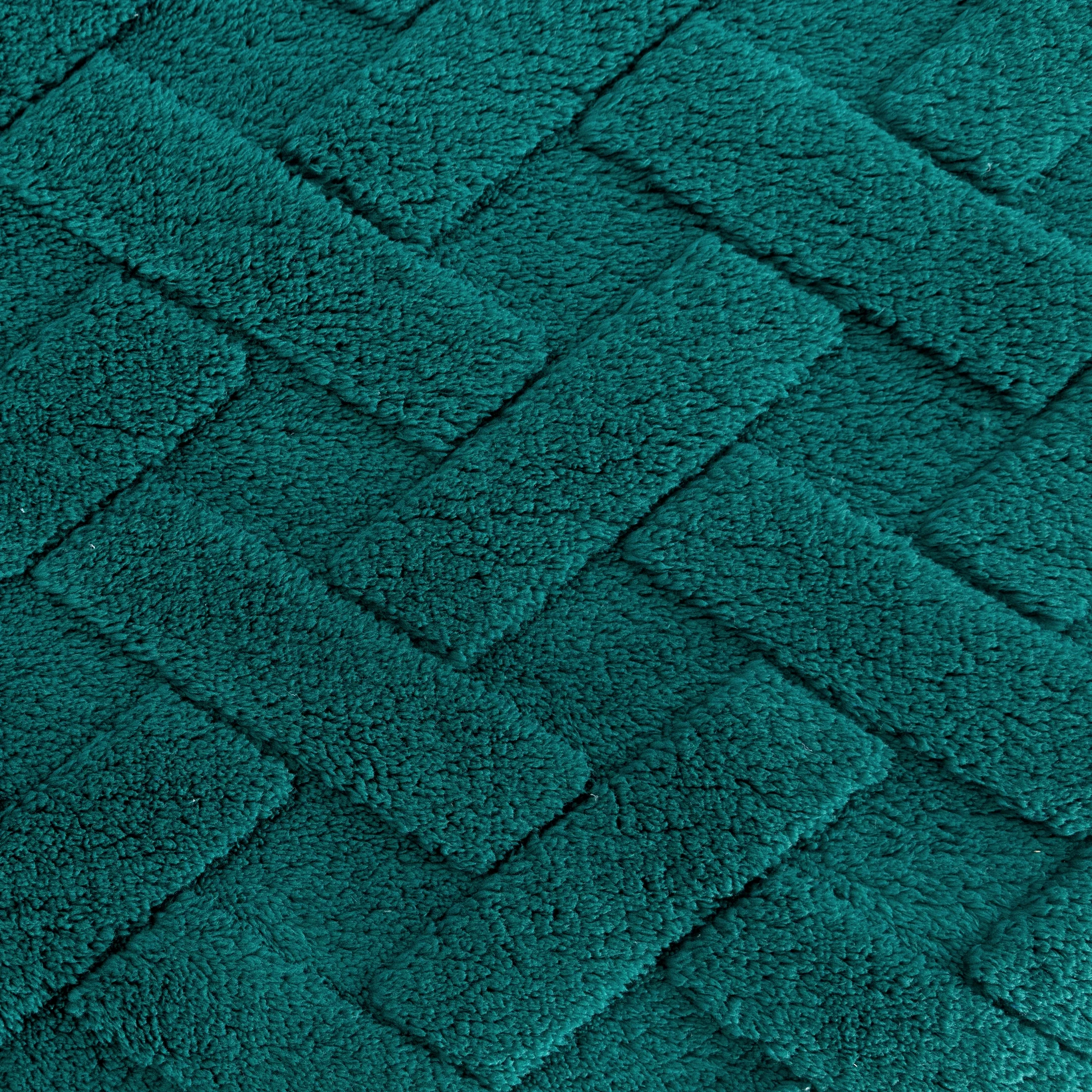 Narzuta na fotel-koc flano 70x160 cm ciemnozielona zdobiona wytłaczanym wzorem CARO Design 91