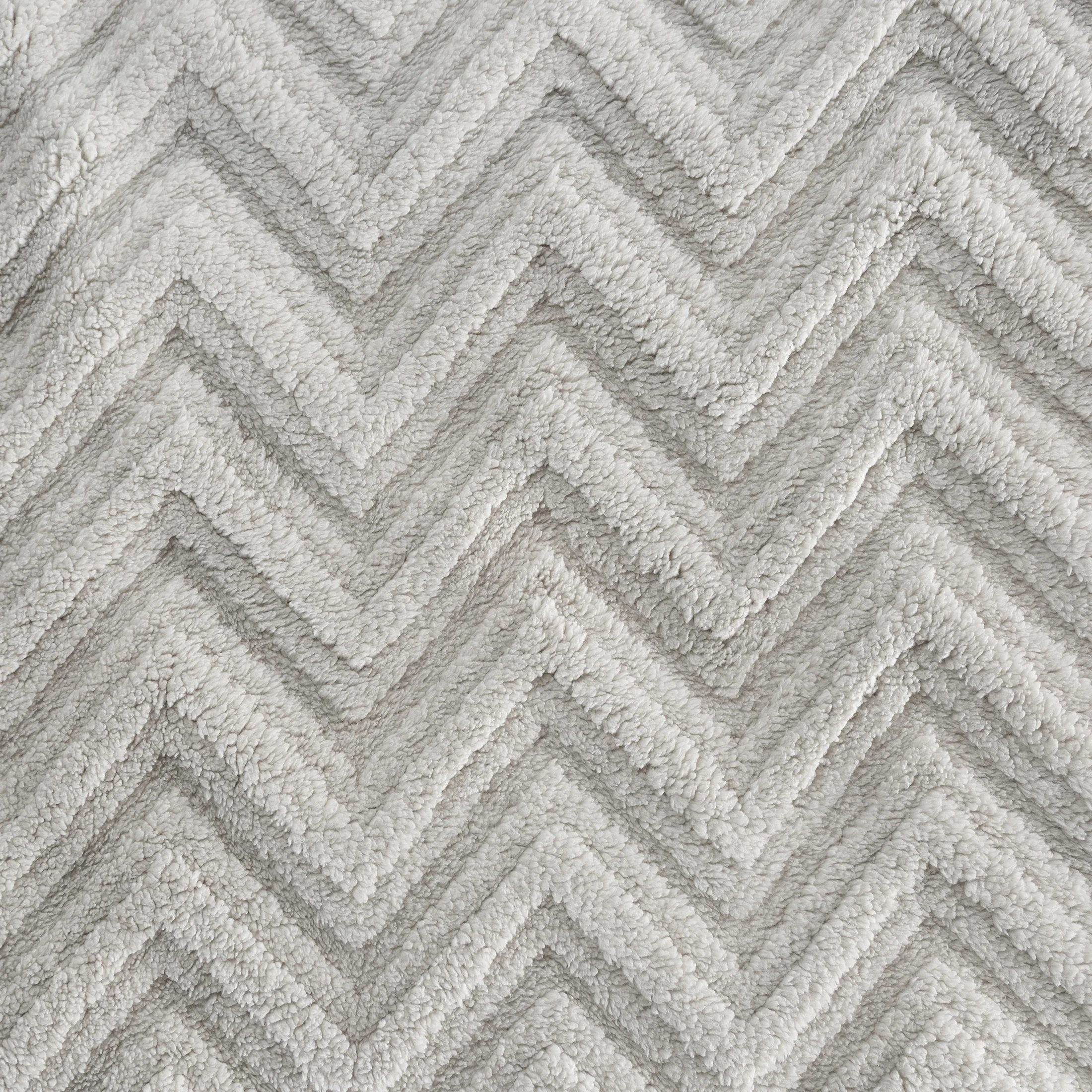 Narzuta na fotel-koc flano 70x160 cm srebrny zdobiony wytłaczanym 3D wzorem jodełki JODŁA Design 91