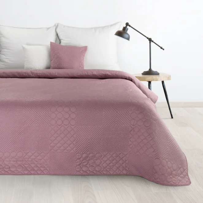 Narzuta różowa 170x210 cm z patchworkowym motywem wytłaczanym techniką hot press BONI 5 Design 91