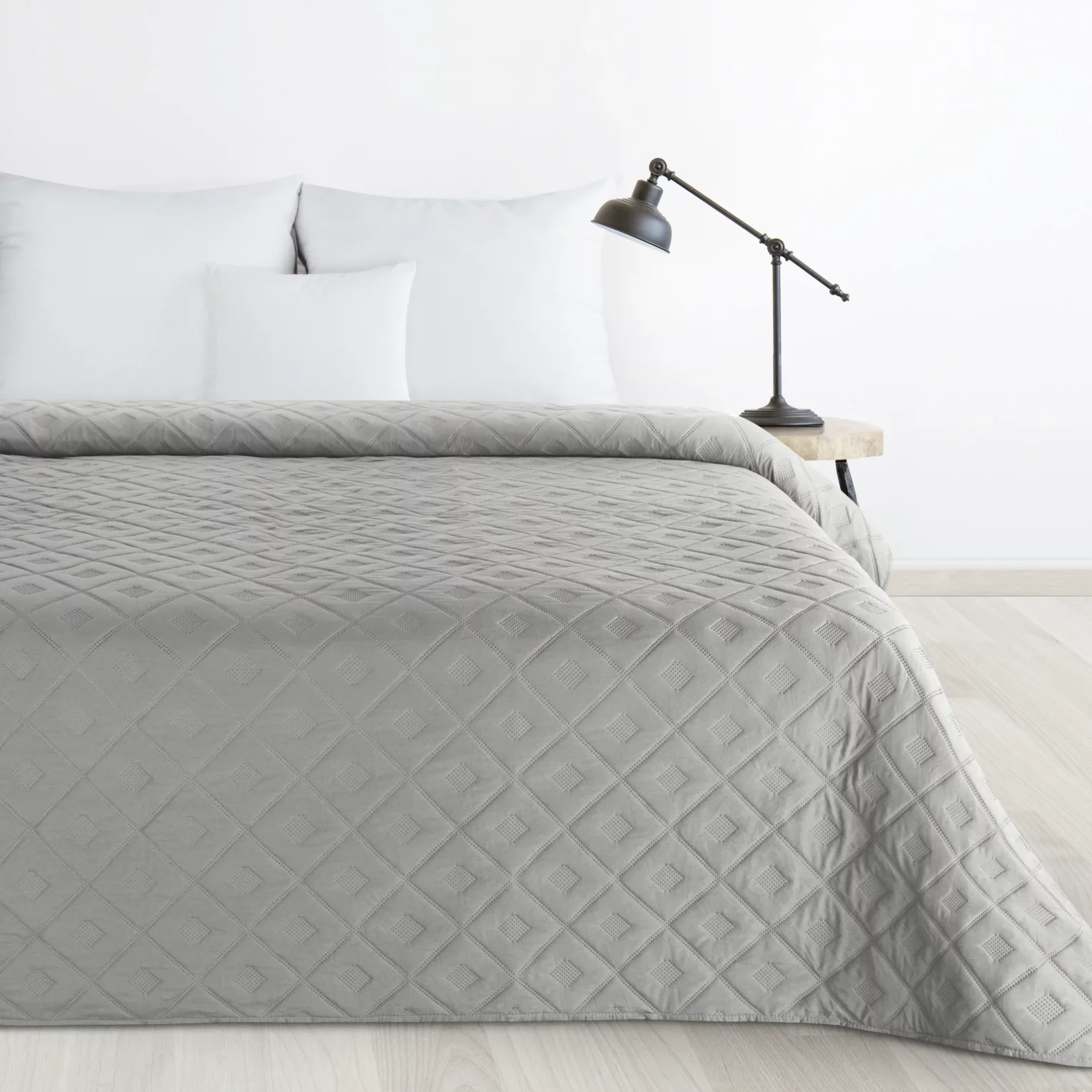 Narzuta srebrna 220x240 cm z geometrycznym wzorem wykonana techniką hot press ALARA 6 Design 91