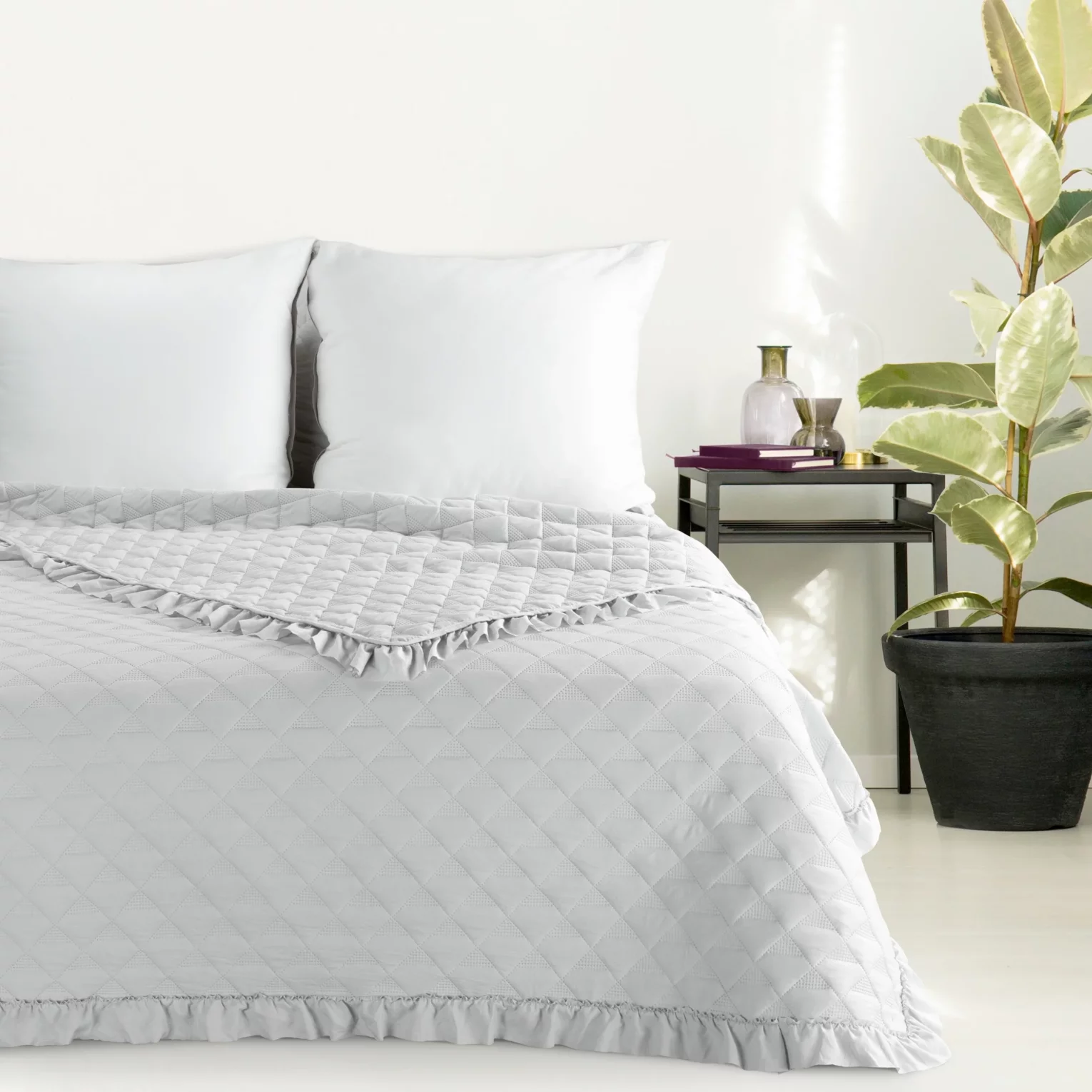 Narzuta srebrna 170x210 cm obszyta falbaną pikowana techniką hot press VANESA Eurofirany Classic