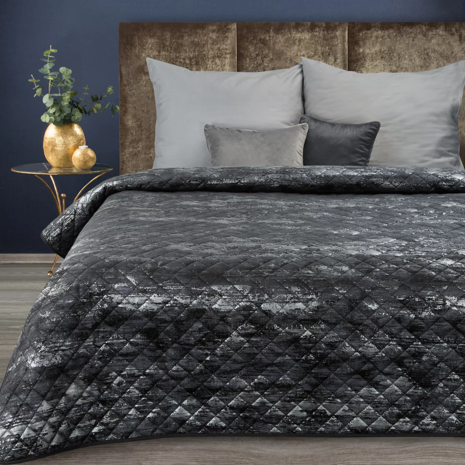 Narzuta welwetowa czarno, srebrna 170x210 cm pikowana metodą hot press z wzorem błyszczącej przecierki BLINK 3 Eurofirany Premium