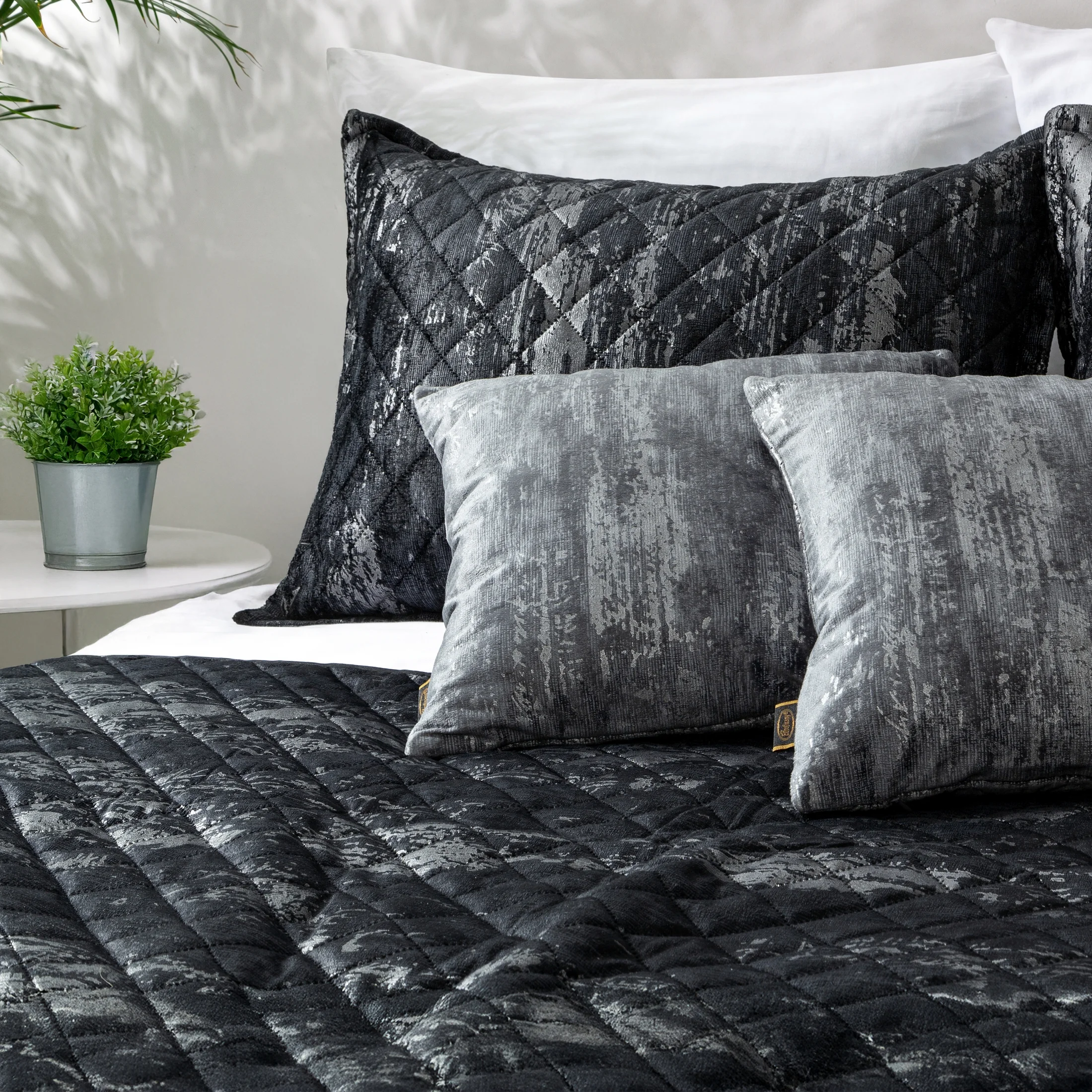 Narzuta welwetowa czarno, srebrna 220x240 cm pikowana metodą hot press z wzorem błyszczącej przecierki BLINK 3 Eurofirany Premium