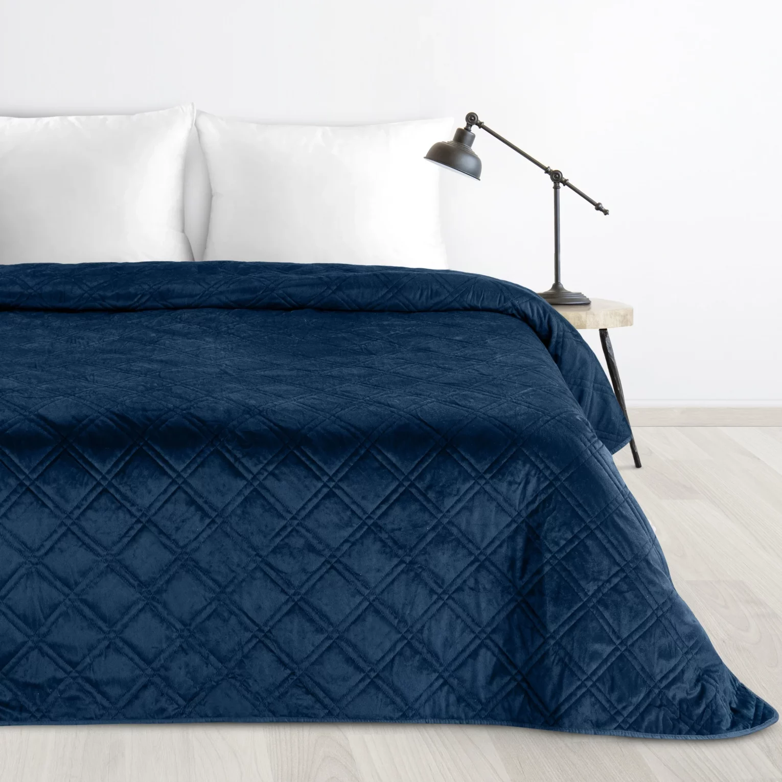 Narzuta welwetowa granatowa 170x210 cm pikowana metodą hot press wzór geometryczny LUIZ 8 Design 91