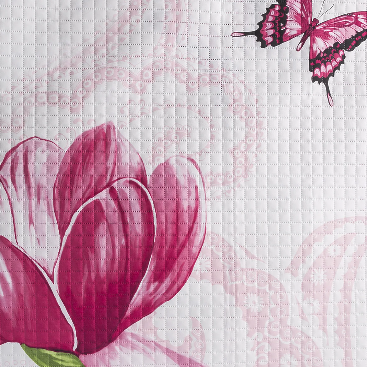 Narzuta z nadrukiem różowych magnolii pikowana metodą hot press