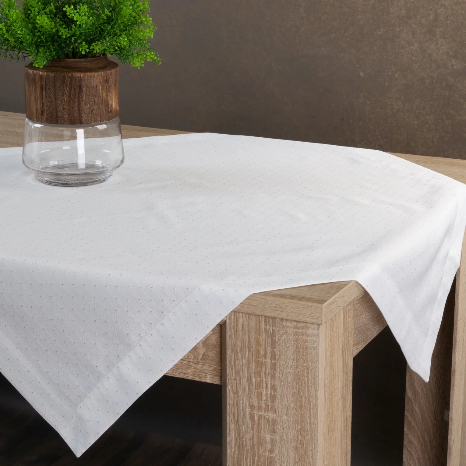 Bieżnik na stół biały 85x85 cm ELIZA zdobiony srebrną błyszczącą nicią z elegancką listwą