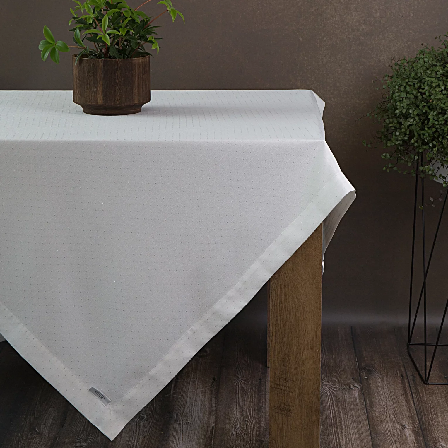 Obrus biały 140x240 cm ELLEN zdobiony drobnymi srebrnymi kropkami i elegancką listwą