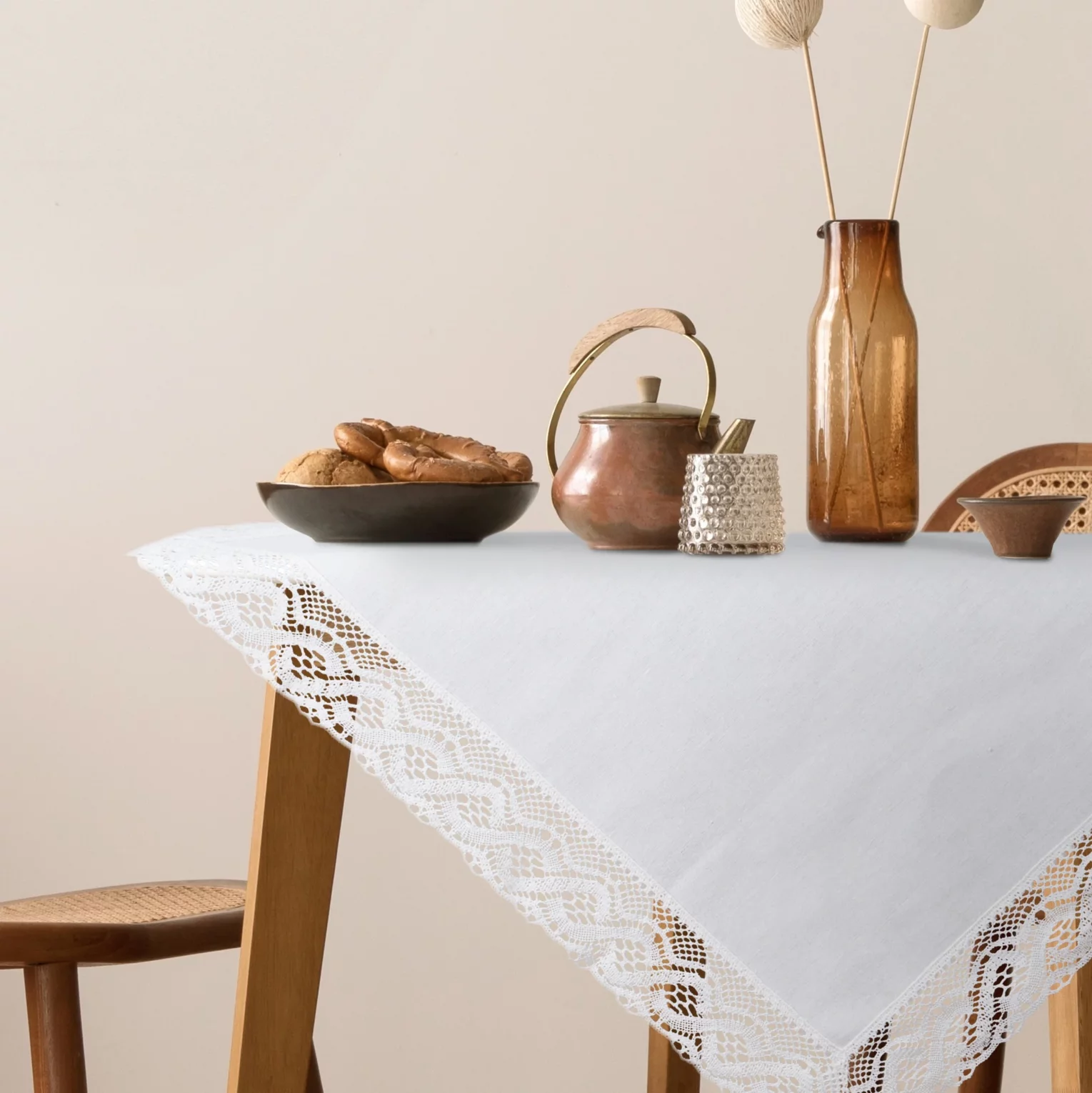 Obrus na stół 85x85 cm biały zdobiony koronką - SUSAN
