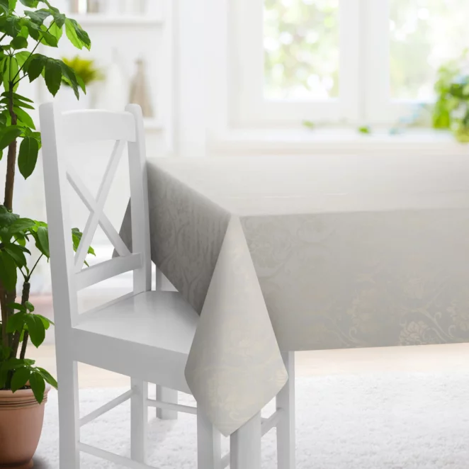 Obrus na wymiar jasnokremowo złocisty z miękkiej tkaniny welwetowej z ornamentowym błyszczącym nadrukiem