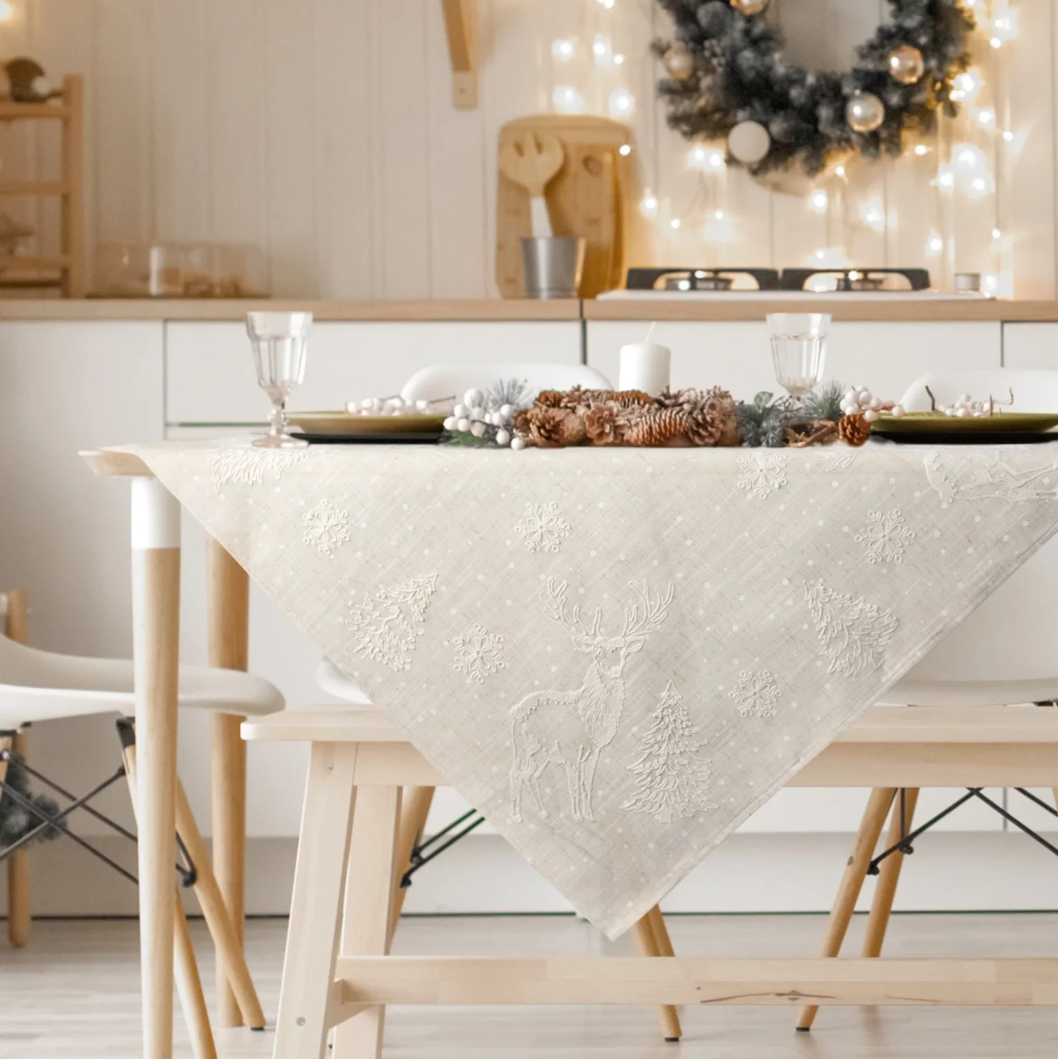 Obrus świąteczny 85x85 cm beżowy o strukturze lnu zdobiony delikatnym nadrukiem