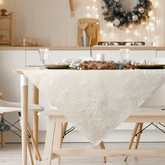 Obrus świąteczny 85x85 cm beżowy o strukturze lnu zdobiony delikatnym nadrukiem
