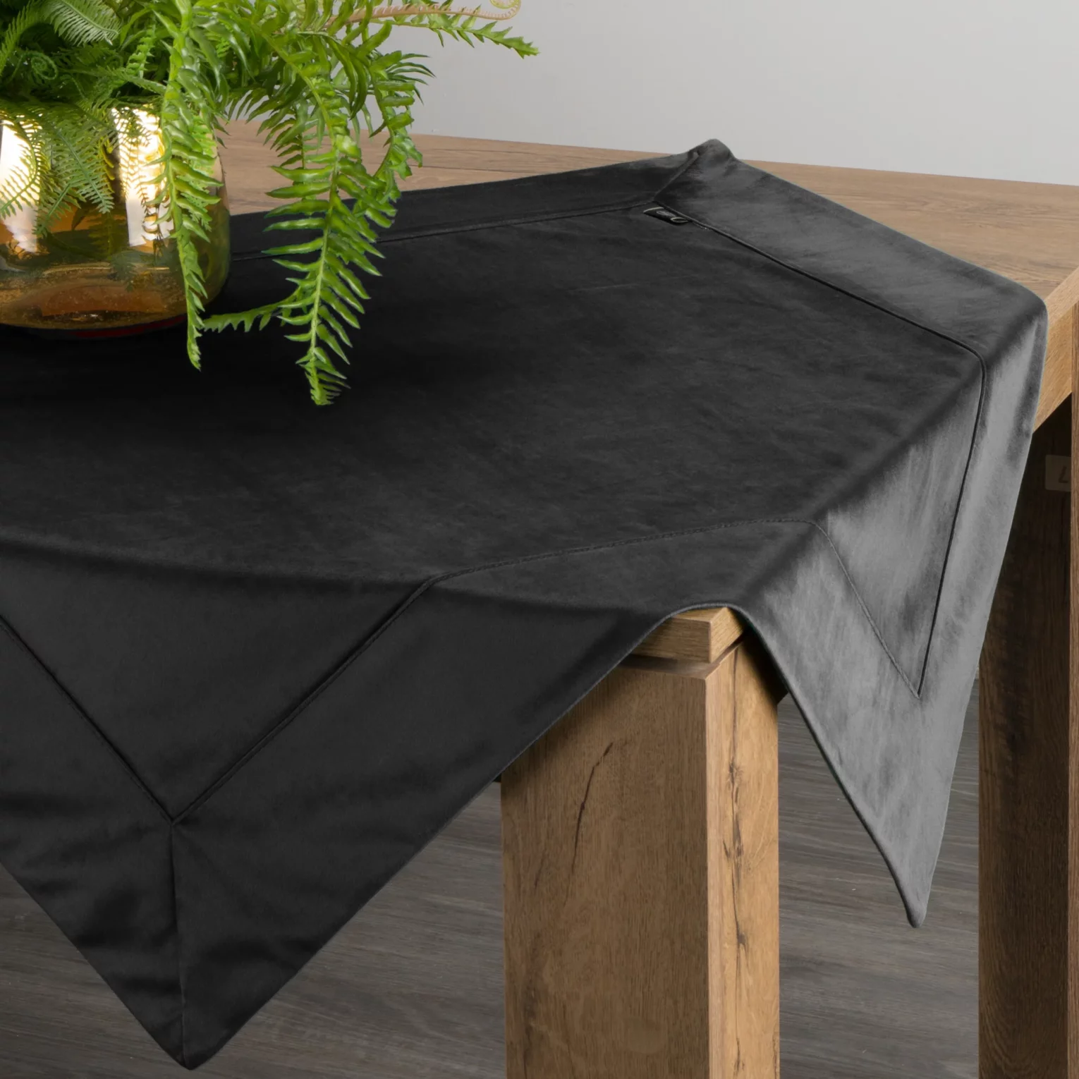 Bieżnik na stół czarny 85x85 cm welwetowy VELVET z ozdobną listwą