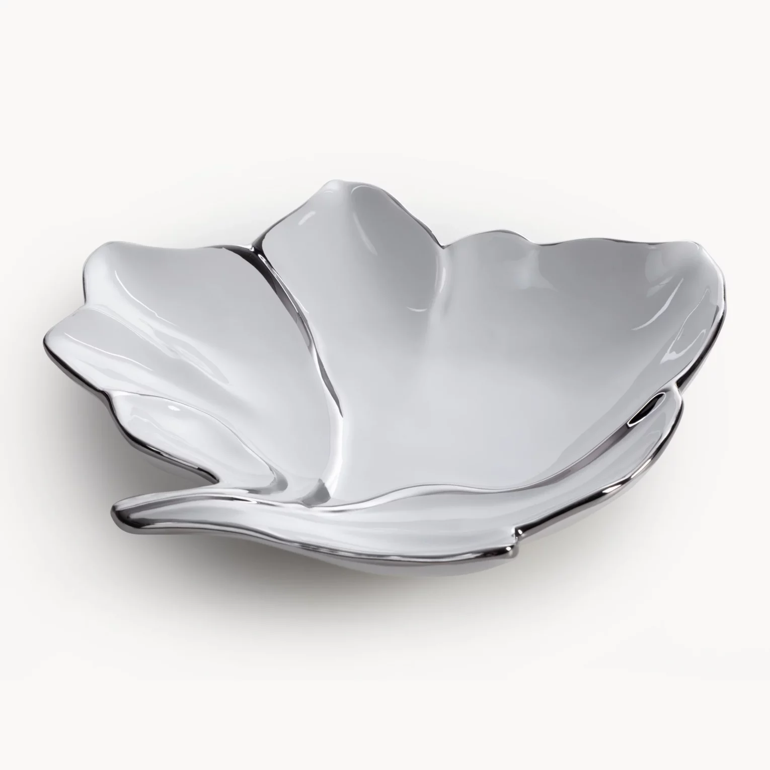 Patera ceramiczna dekoracyjna biało-srebrna w kształcie liścia 25x24x5 cm NERIS 03