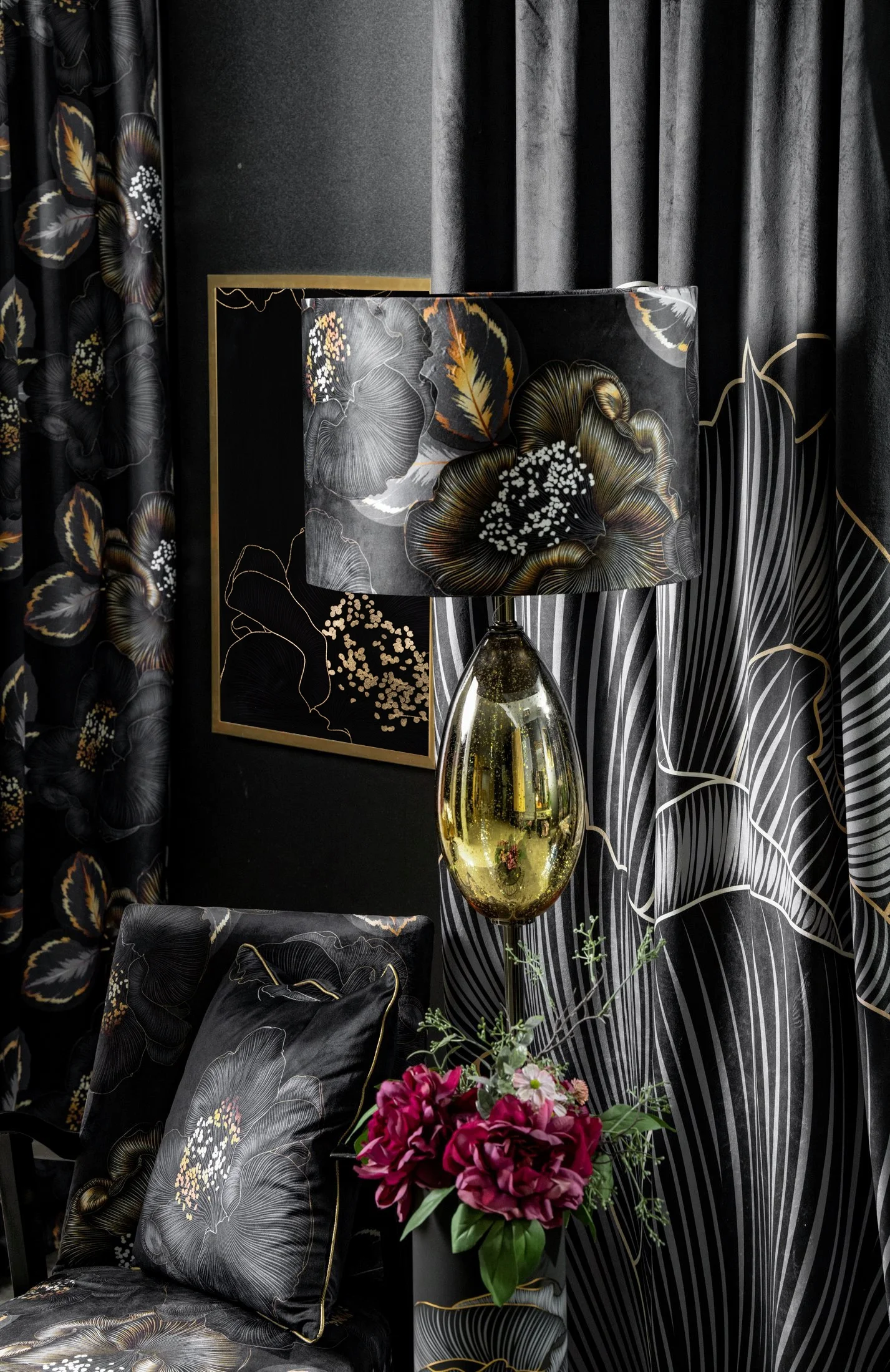 LIMITED COLLECTION Wazon PEONIA czarno-złoty ze szkła artystycznego z motywem kwiatu peoni PASJA CZERNI