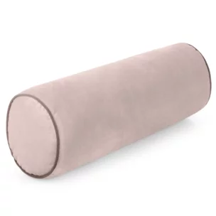 Poduszka dekoracyjna wałek 15 x 45 cm welwetowa pudrowa zdobiony kontrastującą lamówką GAJA