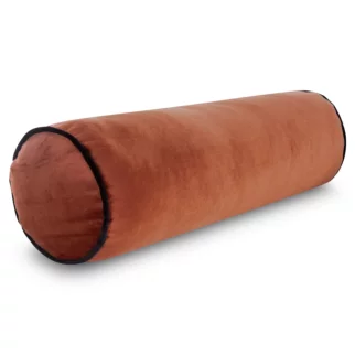 Poduszka dekoracyjna wałek 15 x 45 cm welwetowy ceglasty zdobiony kontrastującą lamówką GAJA