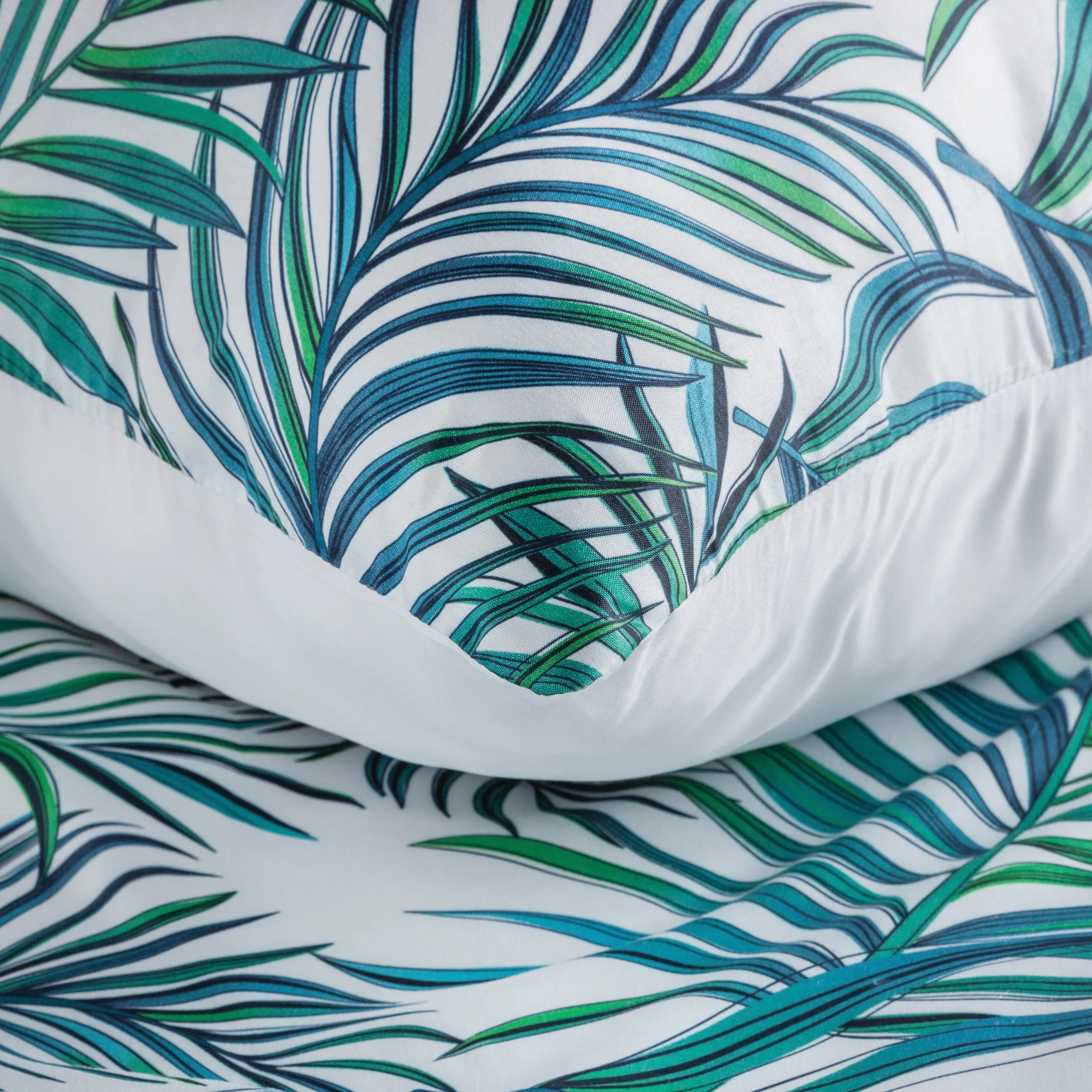 Pościel 140x200 cm komplet 2 częściowy z mikrowłókna kolor turkusowy, biały z nadrukiem egzotycznych liści PALMS Design 91