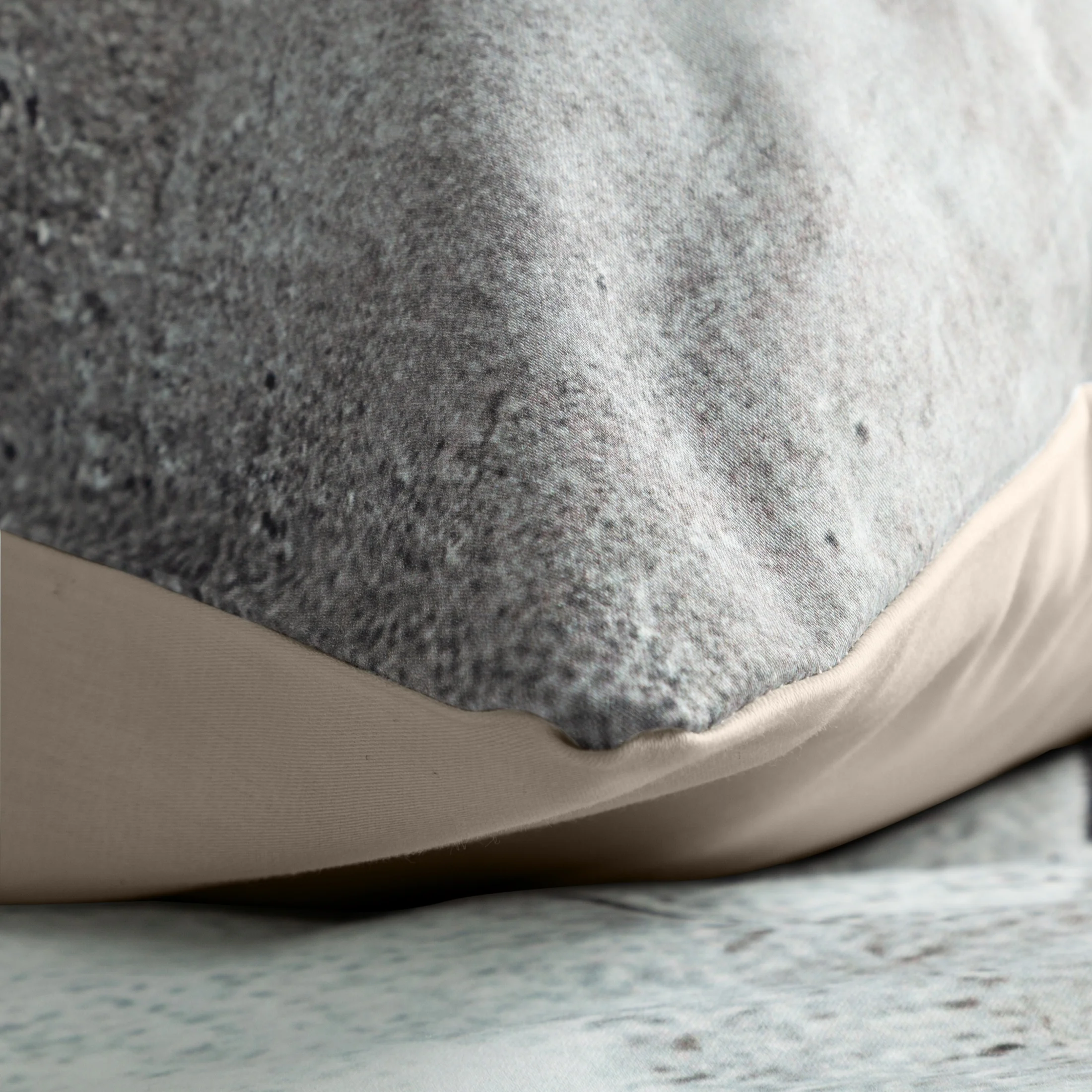 Pościel bawełniana z makosatyny 220x200 cm komplet 3 częściowy kolor szarobeżowy, beżowy z wzorem designerskim DAISY Eva Minge
