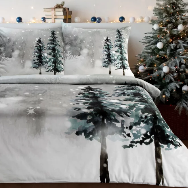 Pościel świąteczna 140x200 cm komplet 2 częściowy z satyny bawełnianej, kolor jasnoszary, biały zdobiona nadrukiem zimowego krajobrazu FOREST