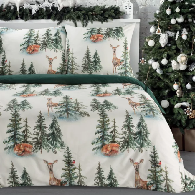 Pościel świąteczna 160x200 cm komplet 3 częściowy bawełna ranforce kolor biały, zielony z nadrukiem zimowego lasu DEER