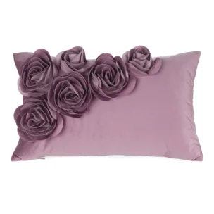 Poszewka na poduszkę 30x50 cm ciemnoróżowa welwetowa zdobiona trójwymiarowymi różami  FLORES1