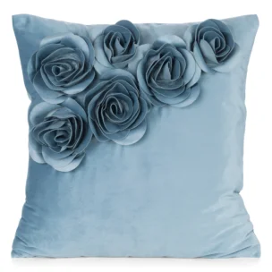 Poszewka na poduszkę 45x45 cm niebieska welwetowa zdobiona trójwymiarowymi różami  FLORES1