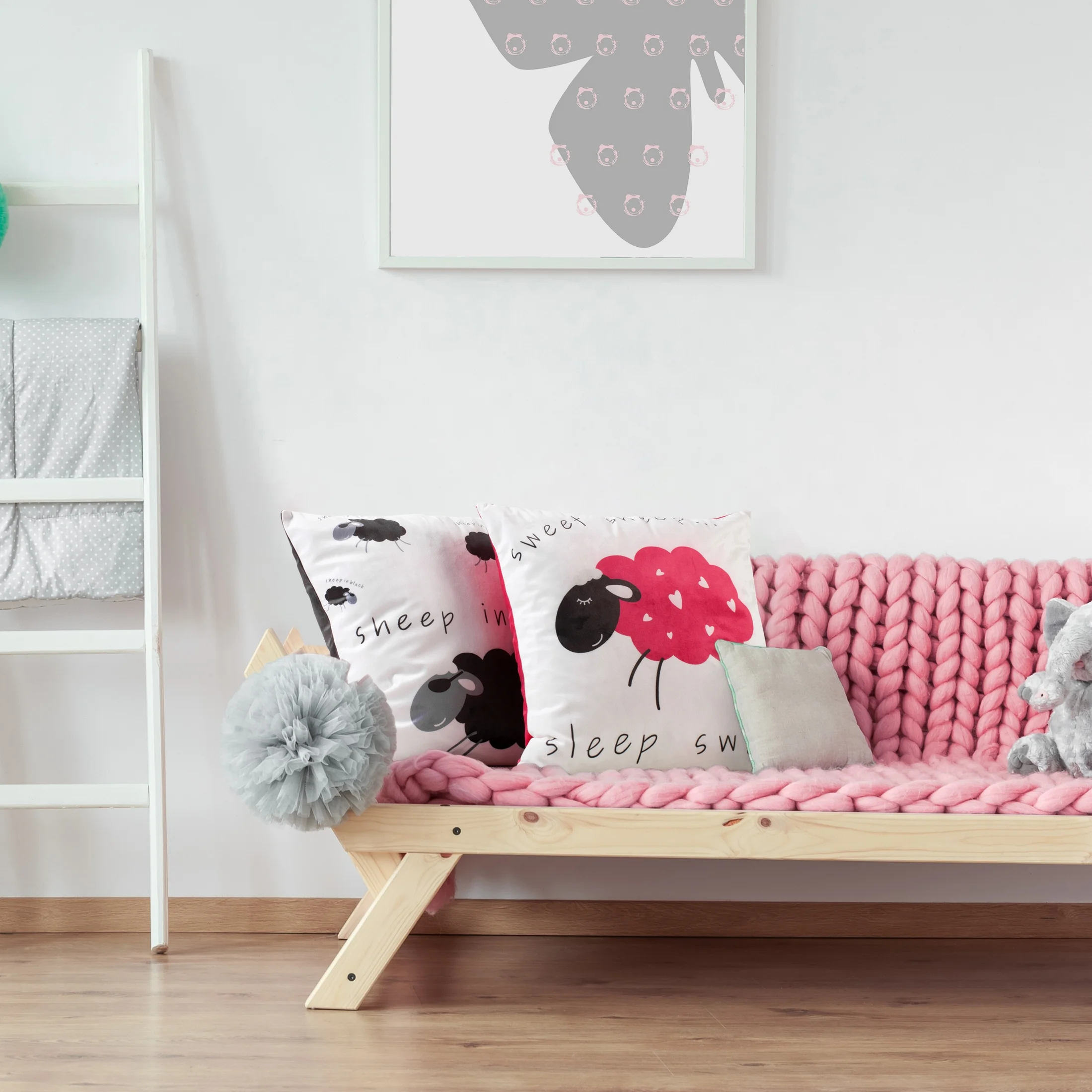 Poszewka na poduszkę 45x45 cm welwetow biało, różowa z motywem słodkich baranków KIDS 6 DESIGN 91