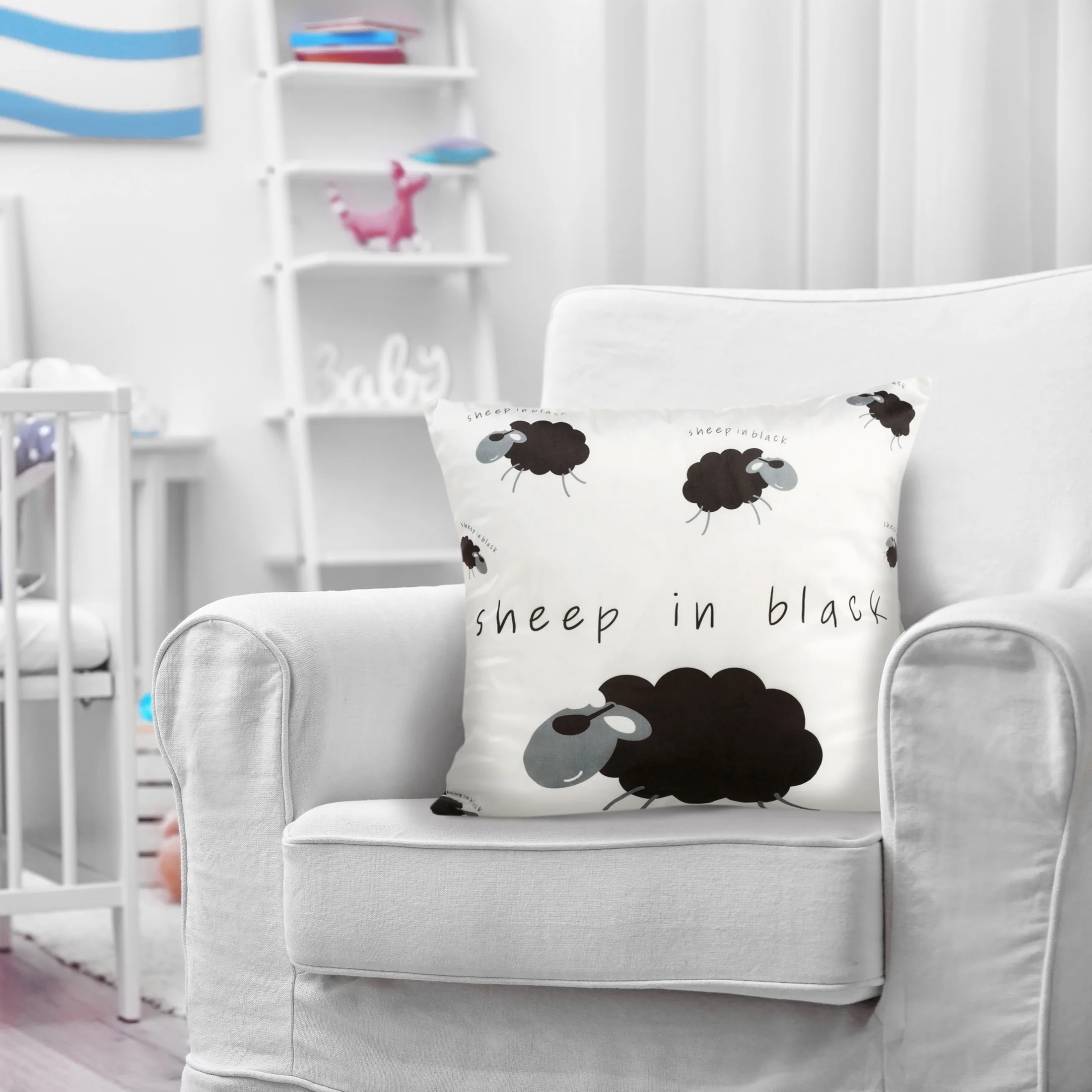 Poszewka na poduszkę 45x45 cm welwetowa biało, czarna z motywem baranków KIDS 5 DESIGN 91