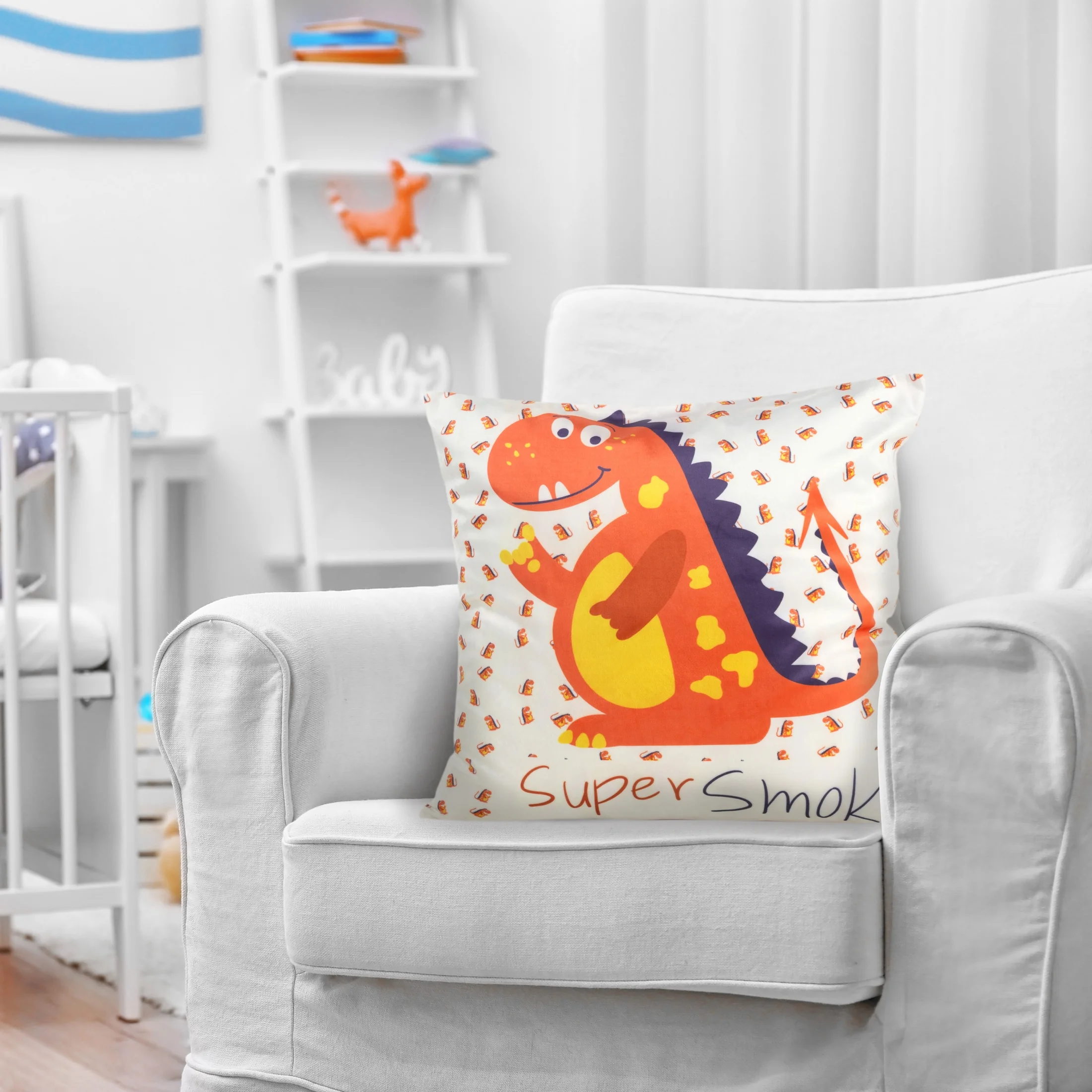 Poszewka na poduszkę 45x45 cm welwetowa, biało pomarańczowa z drukowanym motywem smoka KIDS 8B DESIGN 91