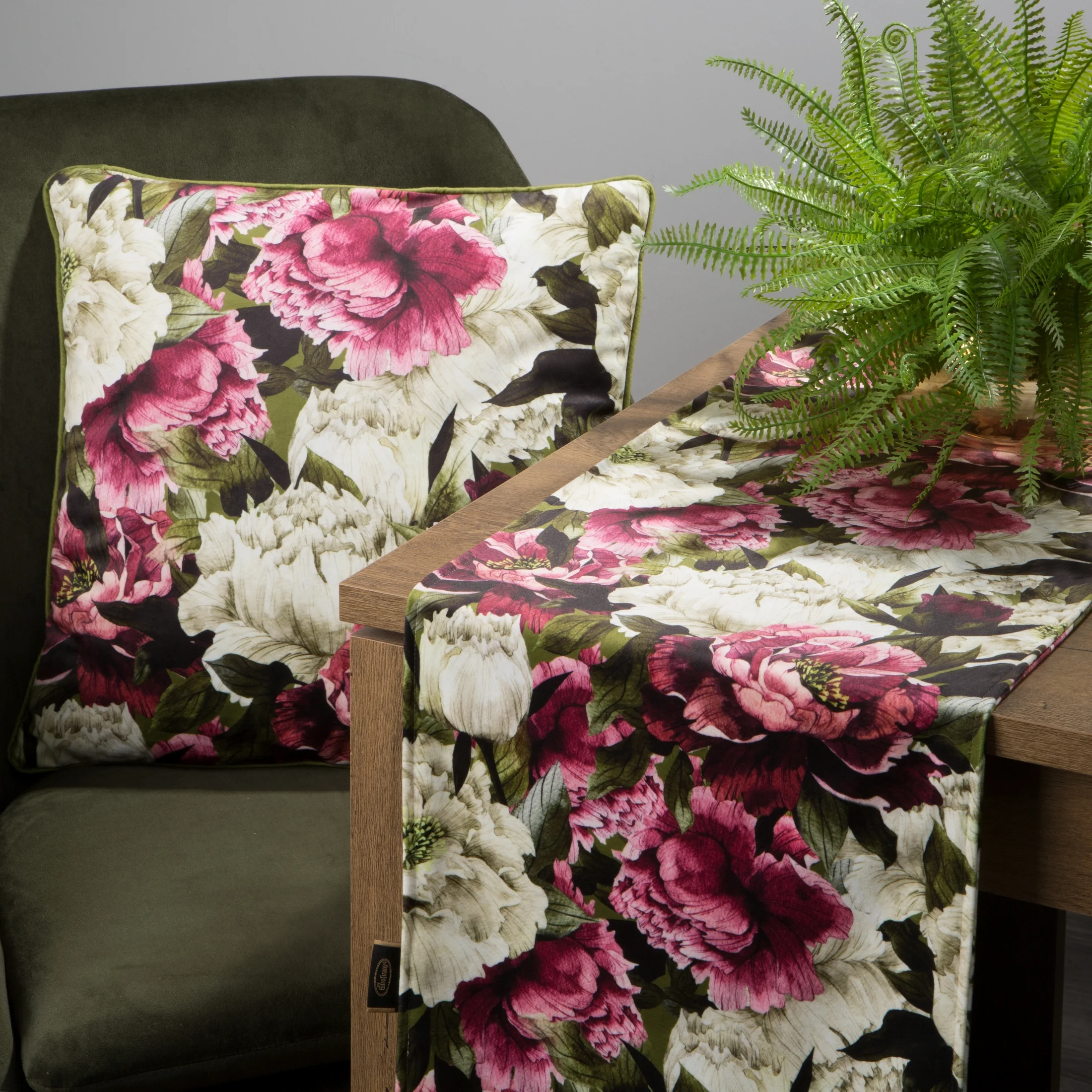 Poszewka na poduszkę 45x45 cm welwetowa oliwkowo różowa z efektem malowanych kwiatów VELVET 66 Eurofirany Premium