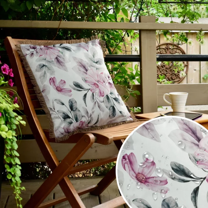 Poszewka na poduszkę 45x45 cm z tkaniny wodoodpornej biało, różowa idealna na taras oraz balkon zdobiona nadrukiem kwiatów i frędzli GARDEN