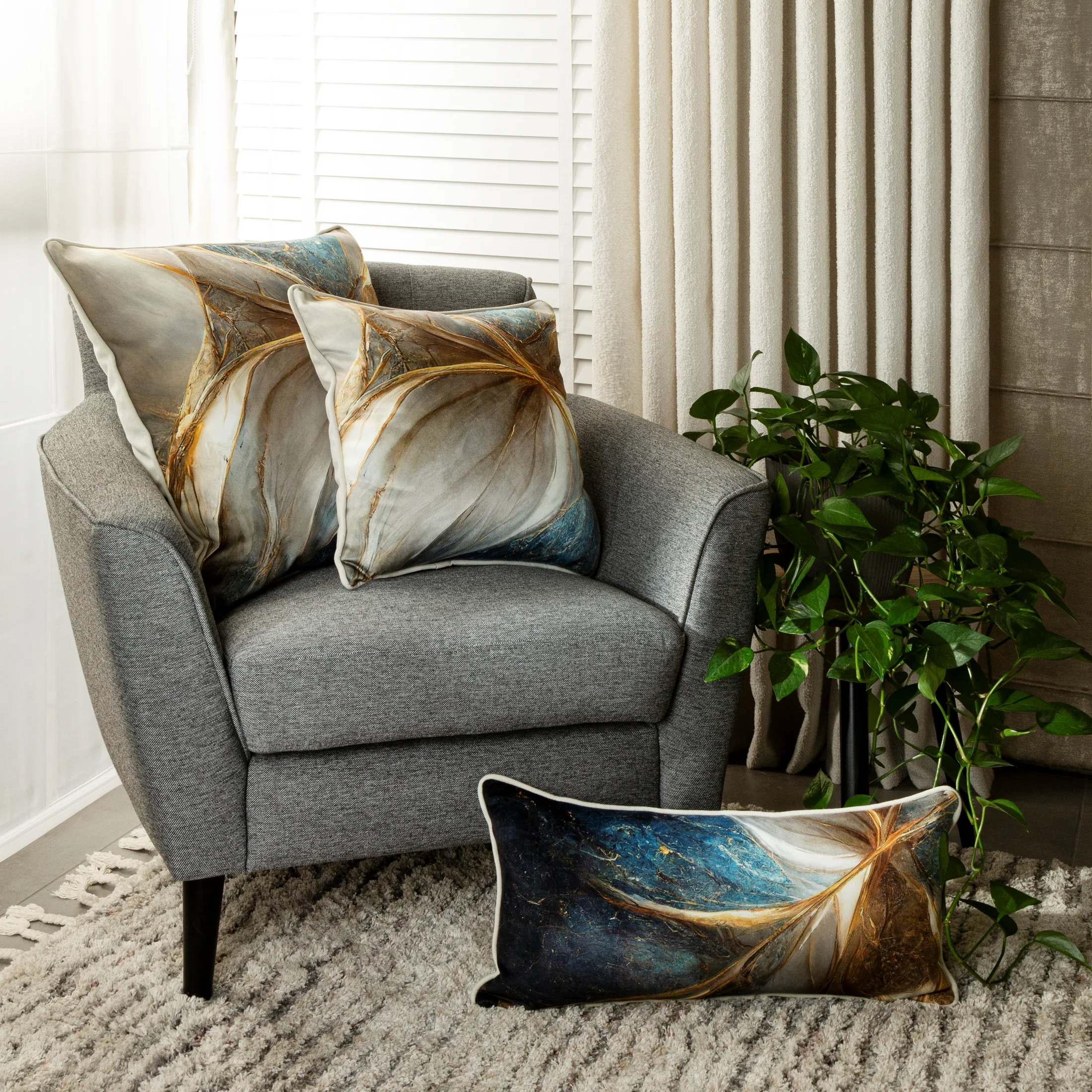 Poszewka na poduszkę 60x60 cm welwetowa, niebiesko beżowa z designerskim nadrukiem i ozdobną wypustką SELENA Eva Minge