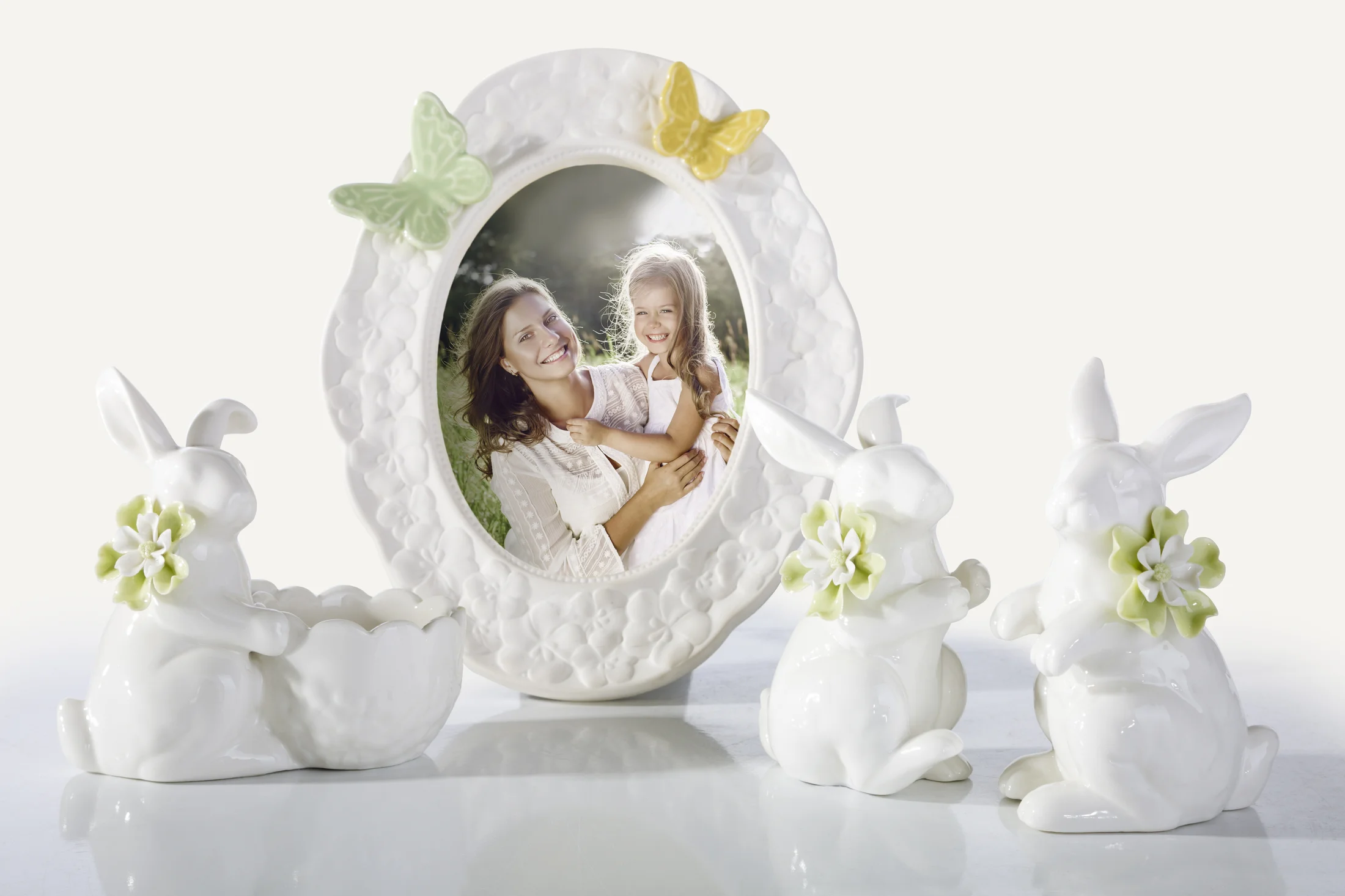 Ramka porcelanowa HOOP na zdjęcia z wypukłymi motylami