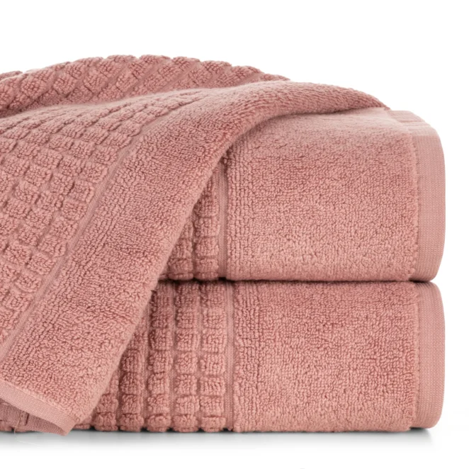 Ręcznik do rąk 30x50 cm pudrowy bawełniany zero twist zdobiony w wytłaczaną kostkę BELLA
