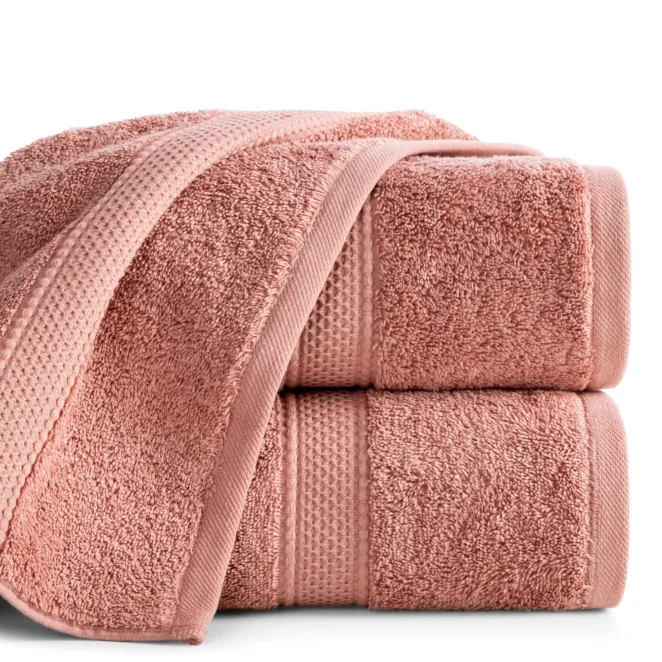 Ręcznik kąpielowy 50x90 cm z bawełny egipskiej kolor pudrowy z ozdobną bordiura 600 g/m2 MINDY - Eurofirany Premium