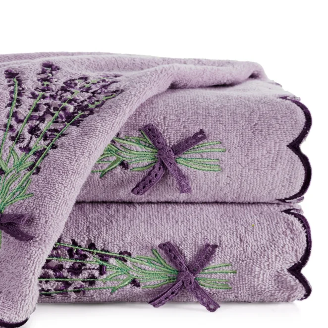 Ręcznik kąpielowy bawełniany 50x90 cm fioletowy zdobiony haftem lawendy oraz zakończeniem haftowanej fali 500 g/m2 VIOLA