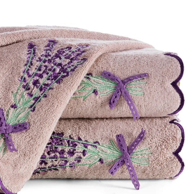 Ręcznik kąpielowy bawełniany 50x90 cm pudrowy zdobiony haftem lawendy oraz zakończeniem haftowanej fali 500 g/m2 VIOLA