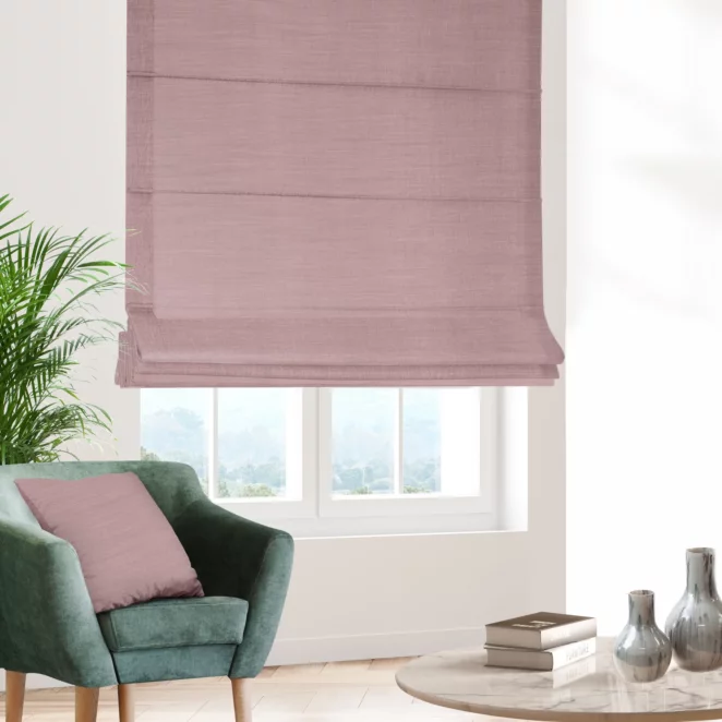 Roleta rzymska ciemnoróżowa z miękkiej tkaniny o naturalnym splocie w stylu ekologicznym
