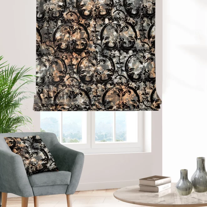 Roleta rzymska czarno złota z grubej welwetowej tkaniny w duży ornamentowy wzór
