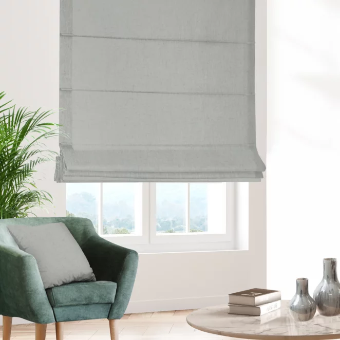 Roleta rzymska popielata z tkaniny blackout zaciemniającej w 100% o naturalnej strukturze