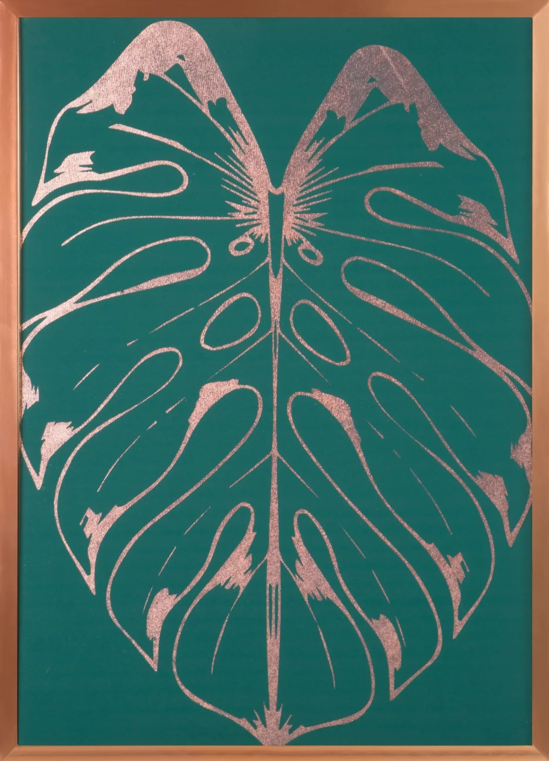 Obraz roślinny zielony z różowego złota z błyszczącym nadrukiem liścia monstery w miedzianej ramie 53x73 cm SALVIA 6 LIMITED COLLECTION