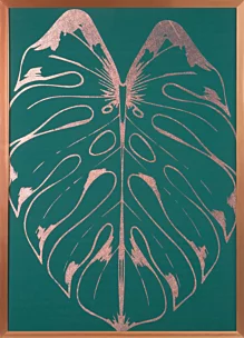 Obraz roślinny zielony z różowego złota z błyszczącym nadrukiem liścia monstery w miedzianej ramie 53x73 cm SALVIA 6 LIMITED COLLECTION