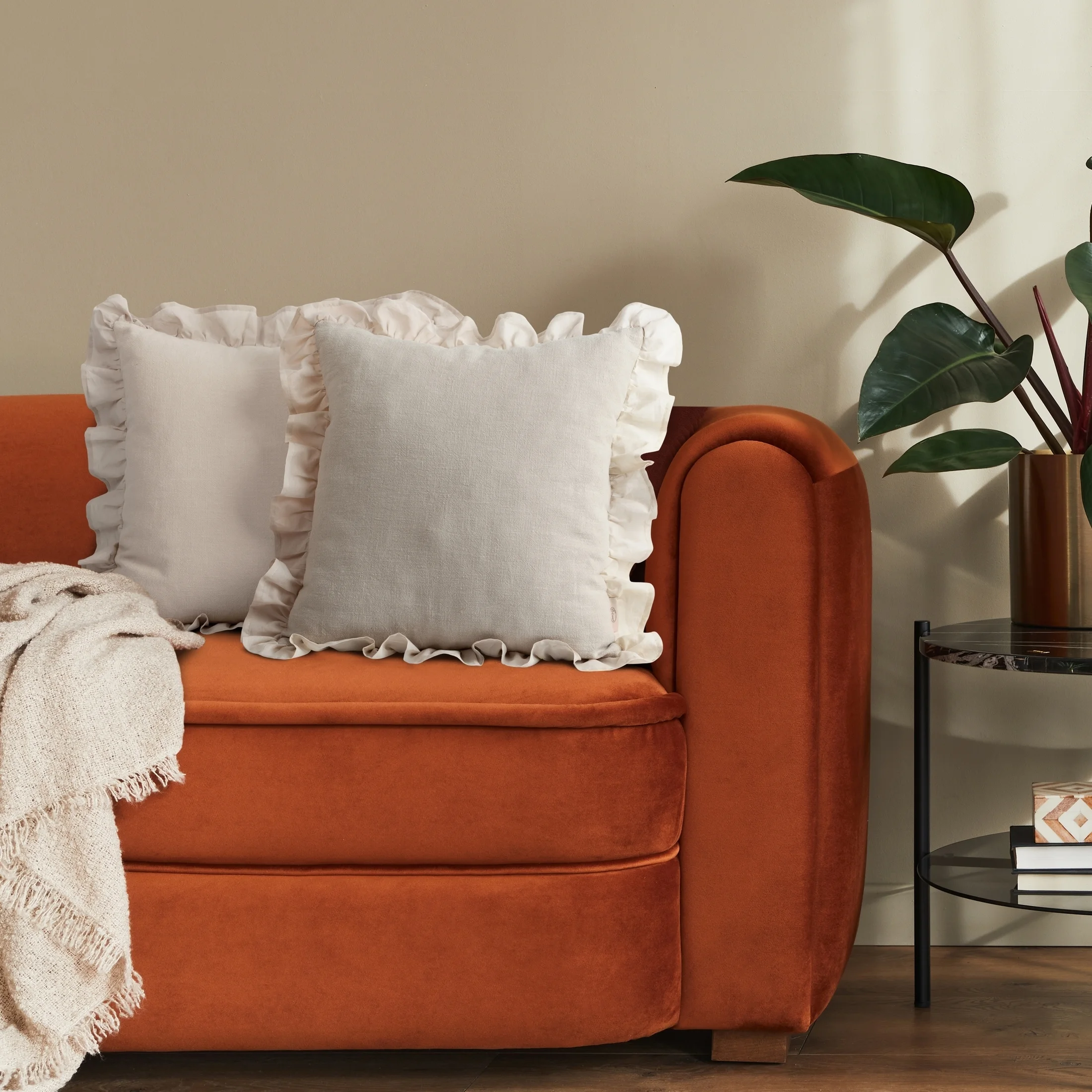 TERRA COLLECTION Poszewka lniana SEVILLE z bawełnianą falbanką