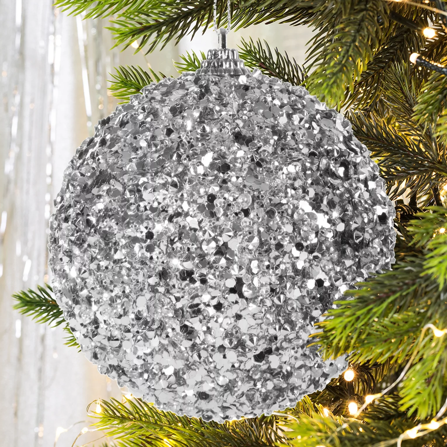 Bombka choinkowa dekorowana drobnymi cekinami