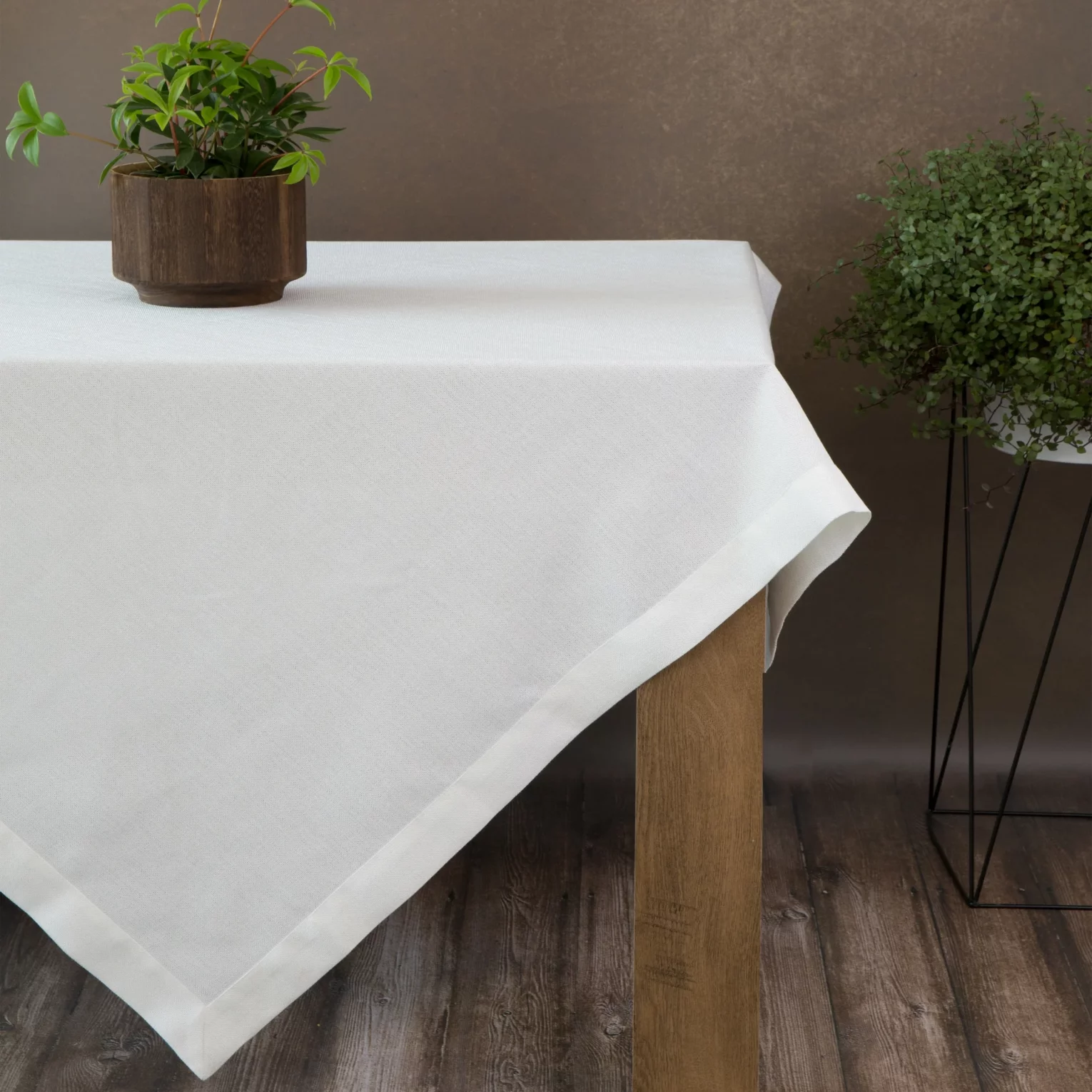 Obrus biały 145x400 cm z tkaniny przypominającej płótno STELLA 2 z podwójną listwą na brzegach